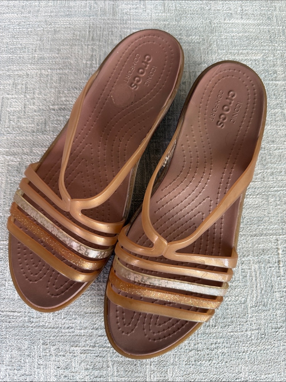 Crocs Womens Isabella Mini Wedge Sandals Size 7 Gold Sparkle Strappy Jelly - Picture 2 of 9